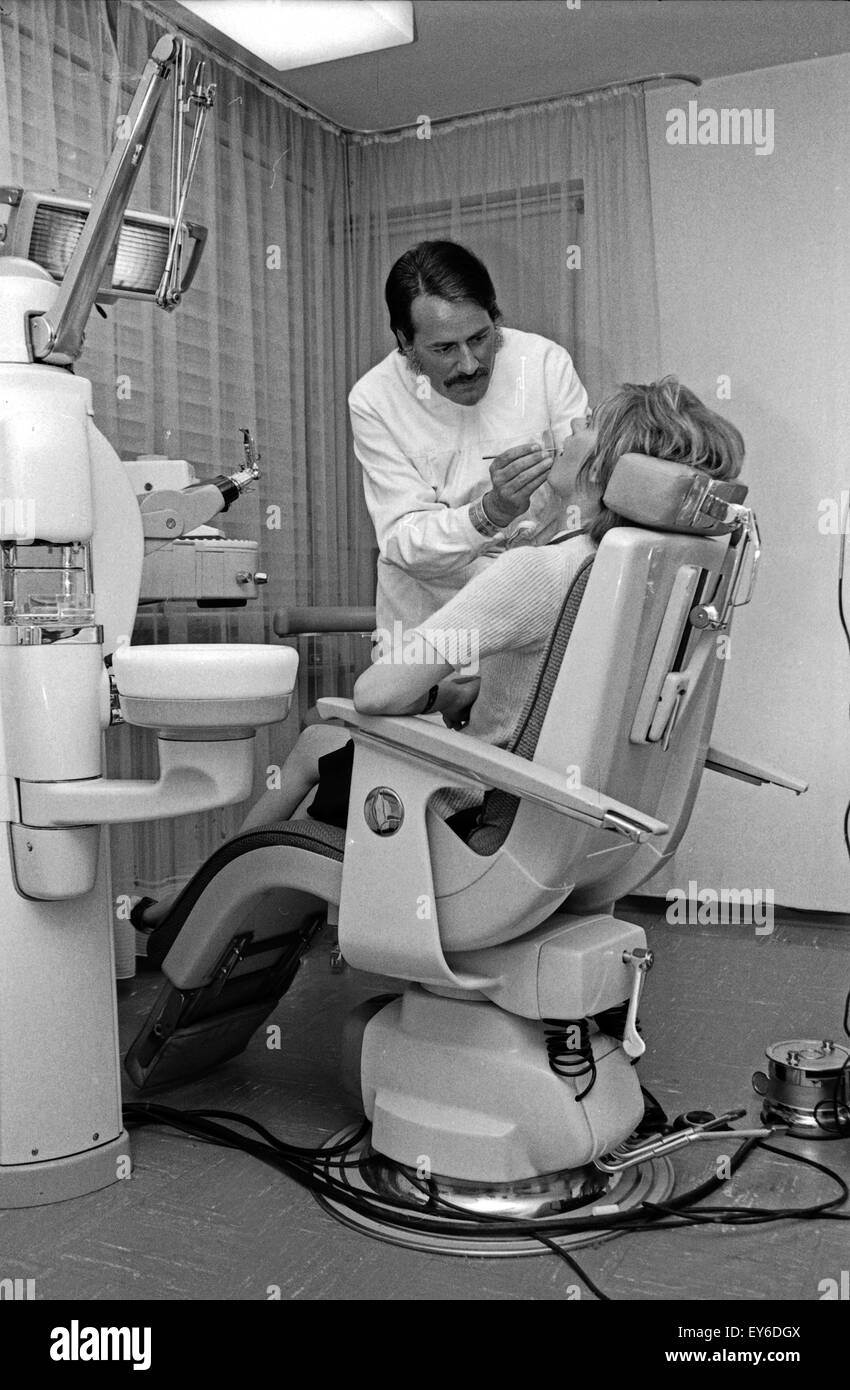 Der studierte Zahnmediziner und Schauspieler Nino Korda, Deutschland 1960er Jahre. The actor Nino Korda, who studied dentistry, Germany 1960s. 24x36Neg557 Stock Photo