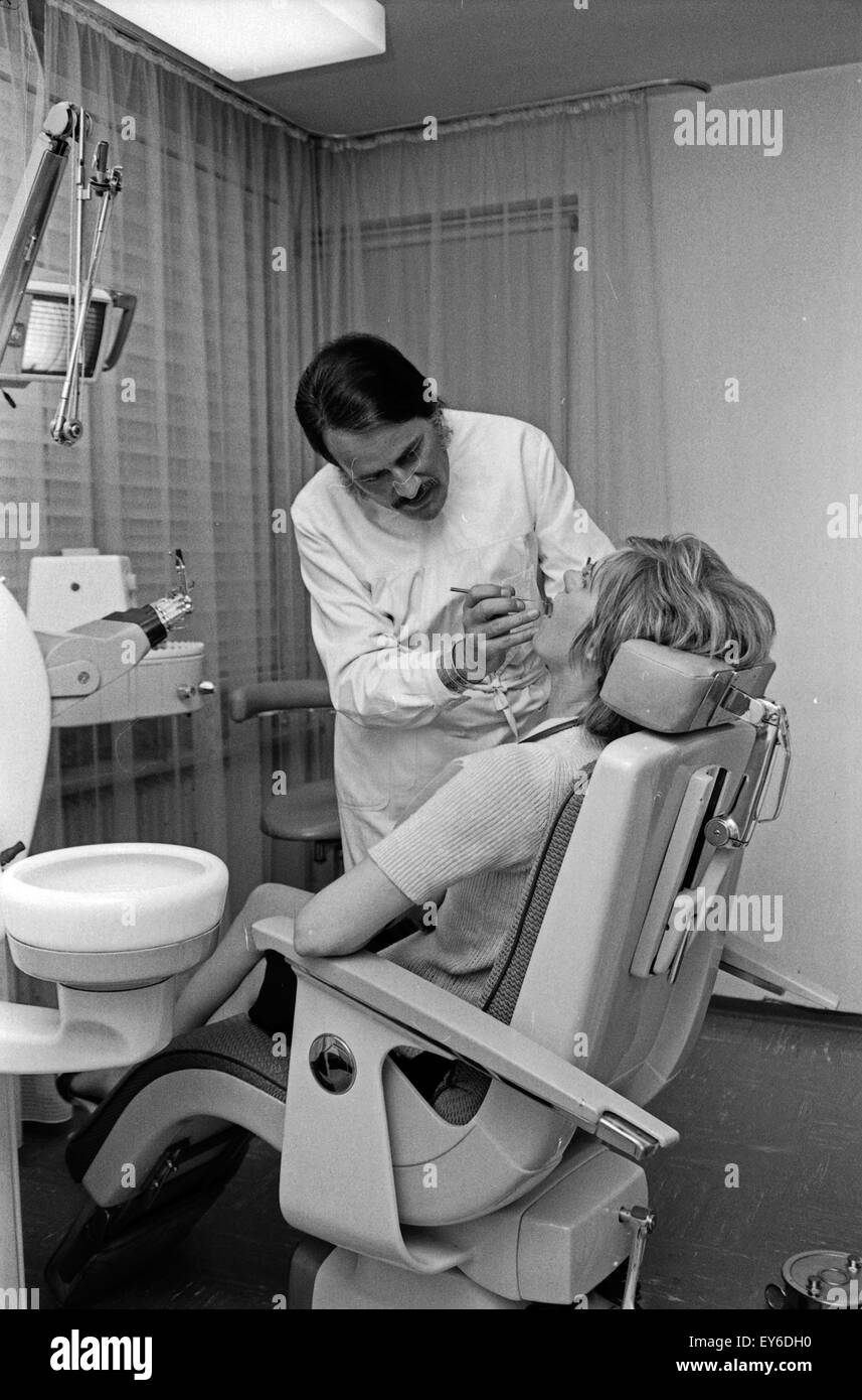 Der studierte Zahnmediziner und Schauspieler Nino Korda, Deutschland 1960er Jahre. The actor Nino Korda, who studied dentistry, Germany 1960s. 24x36Neg557 Stock Photo