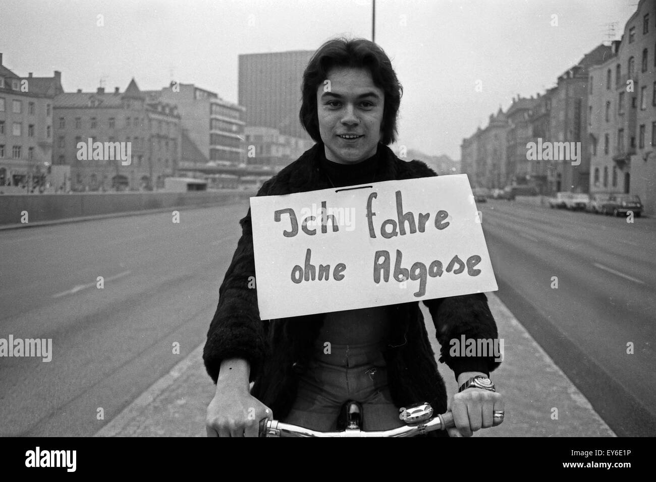 Der deutsche Sänger und Komponist Henner Hoier auf dem Fahrrad, Deutschland 1970er Jahre. German singer and composer Henner Hoier riding a bicycle, Germany 1970s. 24x36Neg623 Stock Photo