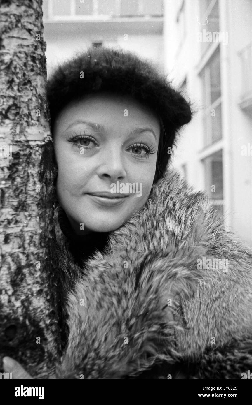 Deutsche Schauspielerin und Sängerin Barbara Schöne, Deutschland 1970er Jahre. German actress and singer Barbara Schoene, Germany 1970s. 24x36Neg625 Stock Photo
