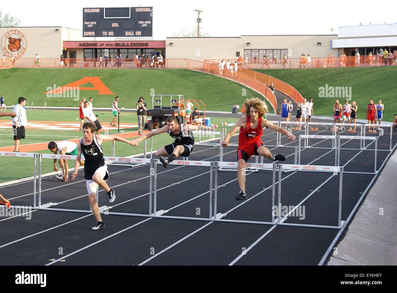 Track race hurdles hires stock photography and images Alamy
