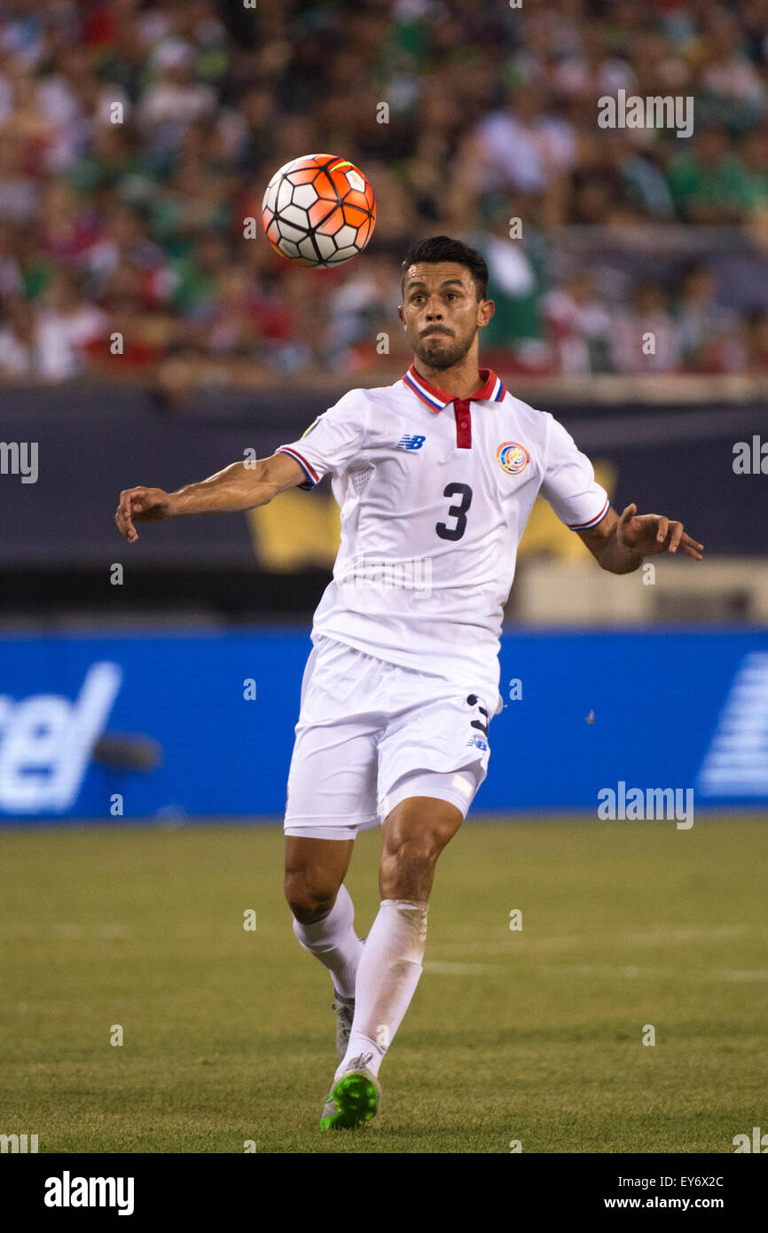 Extra Time. 19th July, 2015. Costa Rica defender Giancarlo Gonzalez (3) reacts to the ball during the quarter-finals of The CONCACAF Gold Cup match between Mexico and Costa Rica at Met Life Stadium, East Rutherford, NJ. Mexico defeated Costa Rica 1-0 in the final minute of extra time. Mandatory Credit: Kostas Lymperopoulos/CSM/Alamy Live News Stock Photo