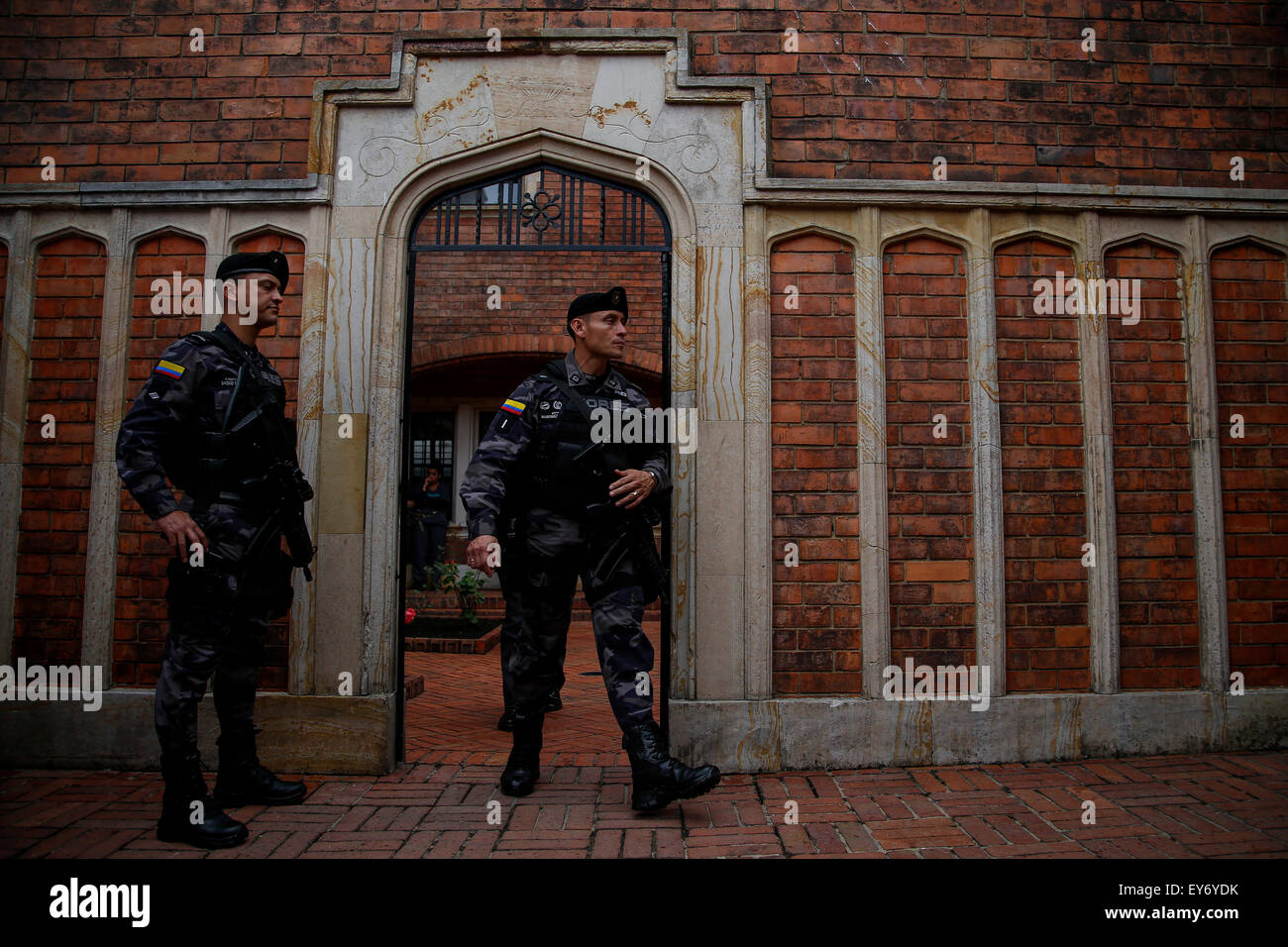 Bogota, Colombia. 22nd July, 2015. Security forces stand guard during the inauguration of 'Casa Libertad' (Freedom House), in Bogota, Colombia, on July 22, 2015. 'Casa Libertad', an initiative of the Internal Theater Foundation, the Ministry of Justice and the National Penitentiary and Prison Institute (INPEC, for its acronym in Spanish), is a space for the attention of the Colombian prison population that has left prisons, according to local press. © Mauricio Alvarado/COLPRENSA/Xinhua/Alamy Live News Stock Photo