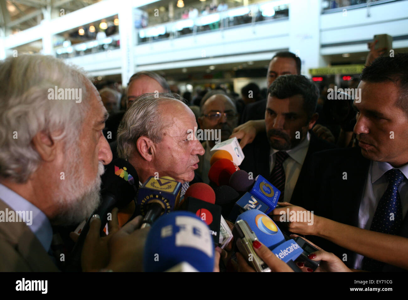 Vargas, Venezuela. 22nd July, 2015. Spanish senator Dionisio Garcia Carnero (2nd L) talks to media upon his arrival at the Simon Bolivar International Airport in Maiquetia, Vargas state, Venezuela, on July 22, 2015. A group of Spanish senators invited by Venezuelan opposition arrived on Wednesday in Caracas, according to local press. © Boris Vergara/Xinhua/Alamy Live News Stock Photo