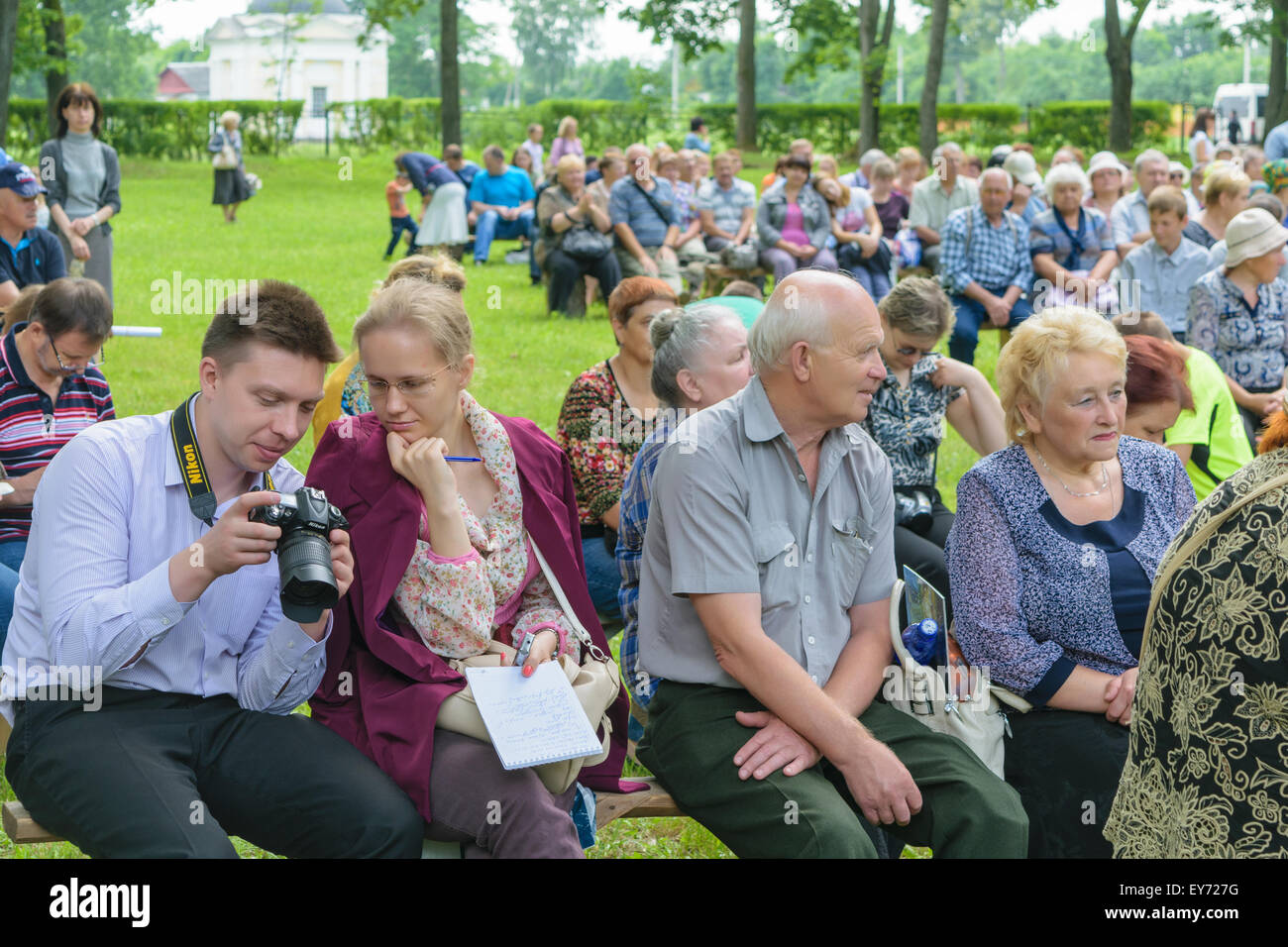 OREL, RUSSIA - JUNE 27, 2015: The guy with the girl with interest viewing images on the camera Nikon made at public event at the museum-estate Ivan Turgenev 'Spasskoye Lutovinovo' Stock Photo