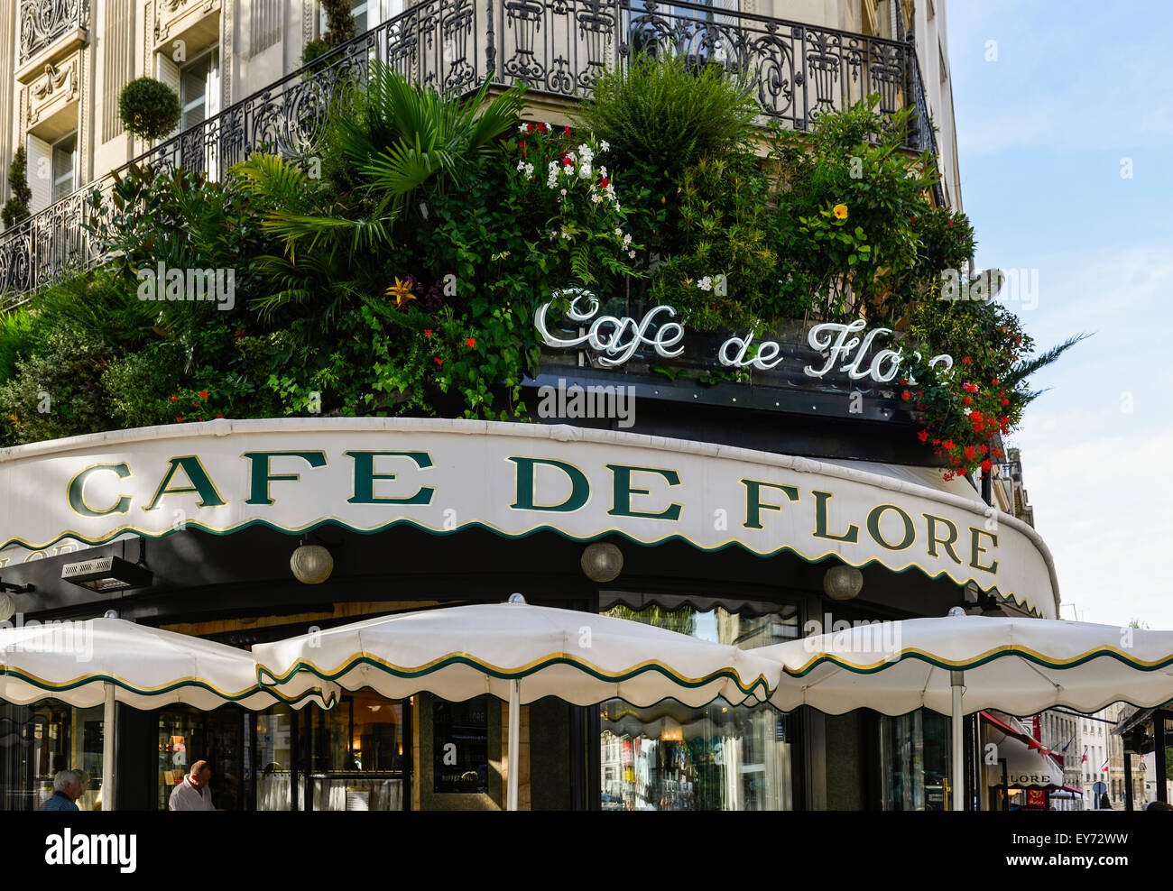 Café de Flore in the Quartier Saint Germain des Prés, Paris, France Stock Photo
