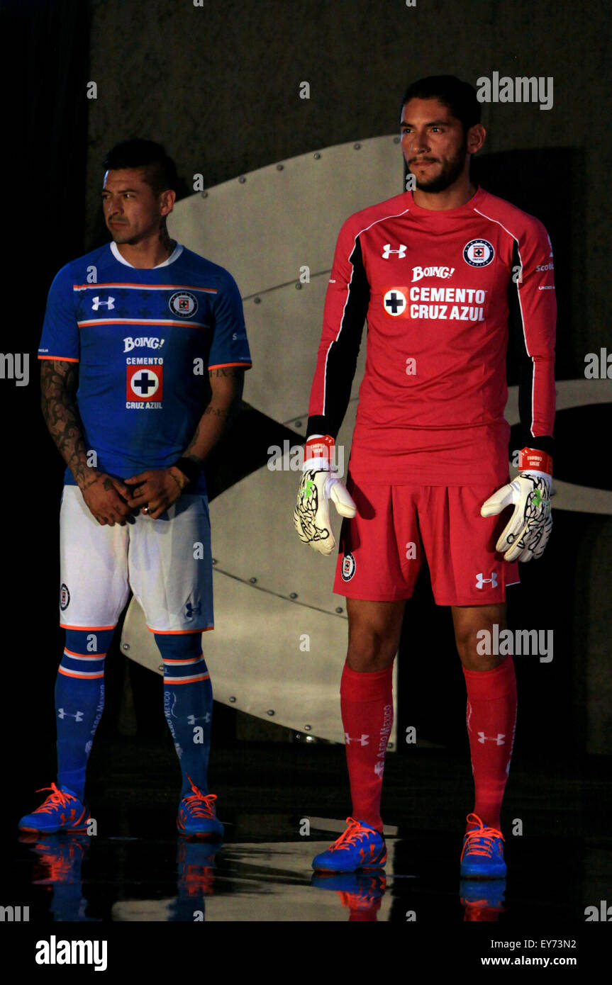 Mexico City. 22nd July, 2015. Goalkeeper Jesus Corona (R) and player Rogelio Chavez(L), of Cruz Azul, pose during the presentation of the new jersey of Cruz Azul in Mexico City, capital of Mexico, on July 22, 2015 © Jorge Rios/Xinhua/Alamy Live News Stock Photo