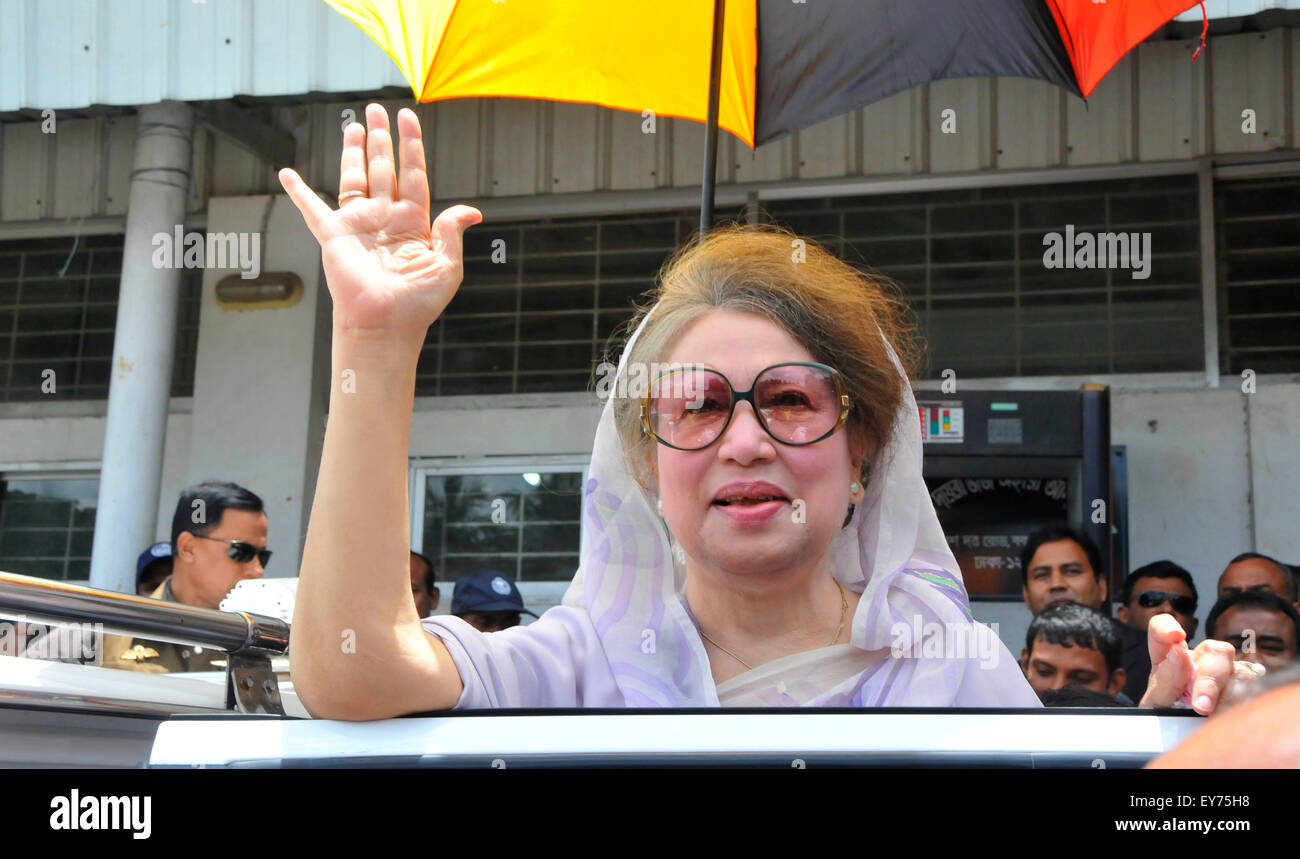 Dhaka, Bangladesh. 23rd July, 2015. Bangladesh's former prime minister and Bangladesh Nationalist Party chairperson Khaleda Zia waves after arriving at a court hearing of two graft cases in Dhaka, Bangladesh, July 23, 2015. Credit:  Shariful Islam/Xinhua/Alamy Live News Stock Photo