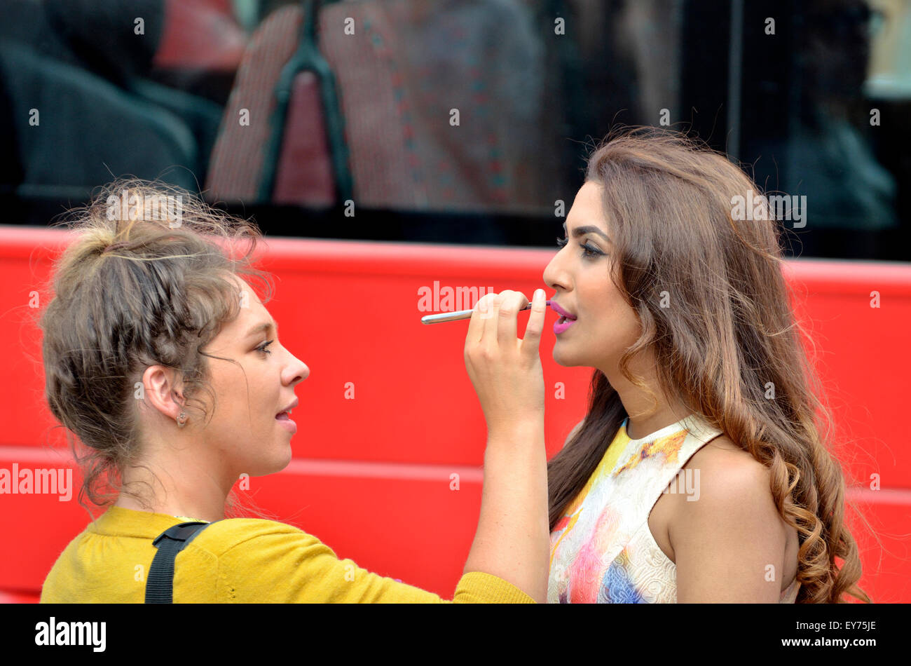 London, Piccadilly Circus. Mahi Gill having her makeup redone between  filming scenes for Bollywood film 'Shareek' Stock Photo - Alamy
