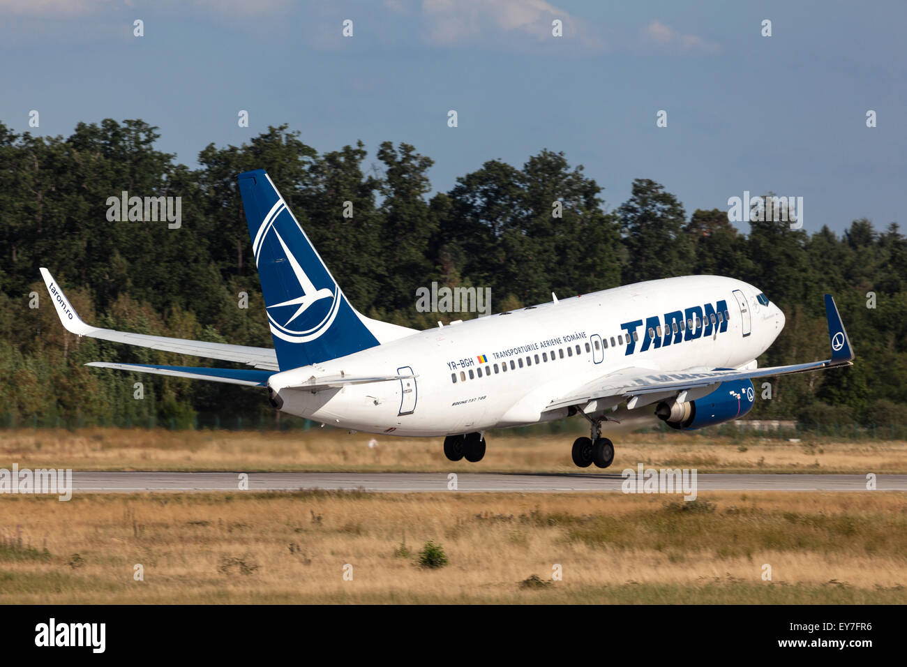 Tarom Airlines Boeing 737-700 starting from the Frankfurt International Airport Stock Photo