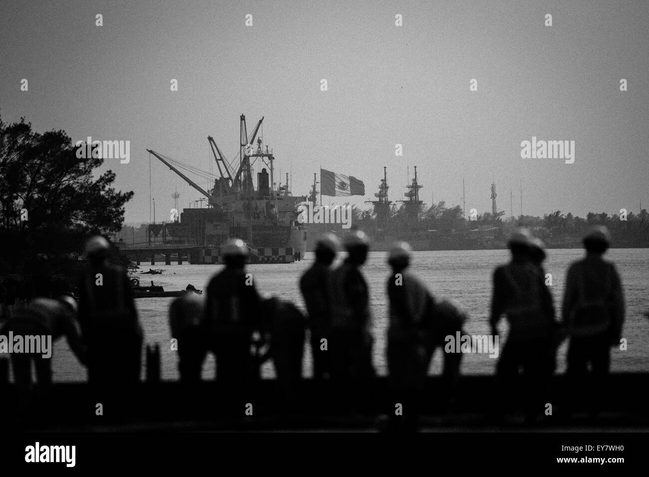 Tuxpan. 22nd July, 2015. Image taken on July 22, 2015 shows a group of employees working at the construction site of the Tuxpan Port Terminal in Tuxpan city, Veracruz state, Mexico. Around 90 employees from China and 100 from Mexico have been working for a year in the construction site of the port terminal for containers, vehicles and agricultural material. This is the second construction project made by Chinese company with labor from Chinese and Mexican origins. © Pedro Mera/Xinhua/Alamy Live News Stock Photo