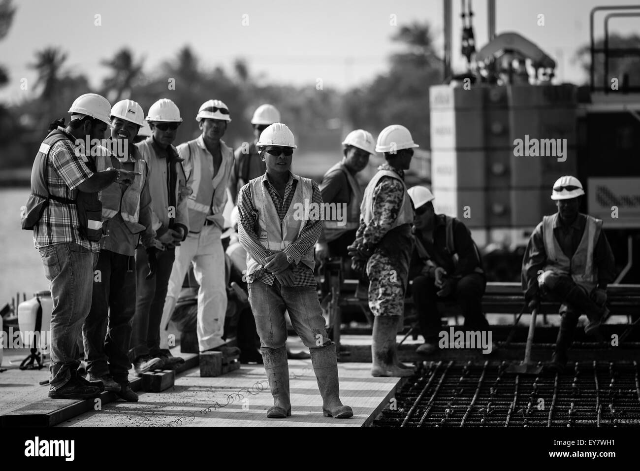 Tuxpan. 22nd July, 2015. Image taken on July 22, 2015 shows a group of employees from China and Mexico working at the construction site of the Tuxpan Port Terminal in Tuxpan city, Veracruz state, Mexico. Around 90 employees from China and 100 from Mexico have been working for a year in the construction site of the port terminal for containers, vehicles and agricultural material. This is the second construction project made by Chinese company with labor from Chinese and Mexican origins. © Pedro Mera/Xinhua/Alamy Live News Stock Photo