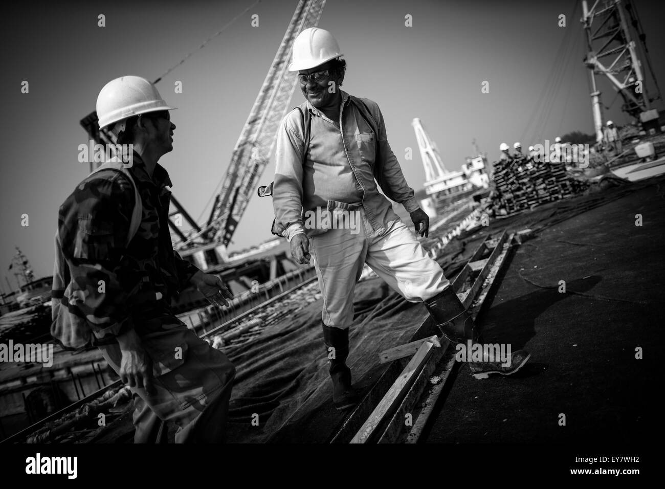 Tuxpan. 22nd July, 2015. Image taken on July 22, 2015 shows employees from China (L) and Mexico (R) working at the construction site of the Tuxpan Port Terminal in Tuxpan city, Veracruz state, Mexico. Around 90 employees from China and 100 from Mexico have been working for a year in the construction site of the port terminal for containers, vehicles and agricultural material. This is the second construction project made by Chinese company with labor from Chinese and Mexican origins. © Pedro Mera/Xinhua/Alamy Live News Stock Photo