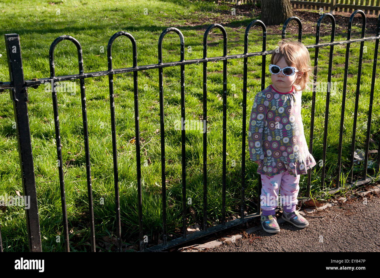 Forlorn girl outside hi-res stock photography and images - Alamy