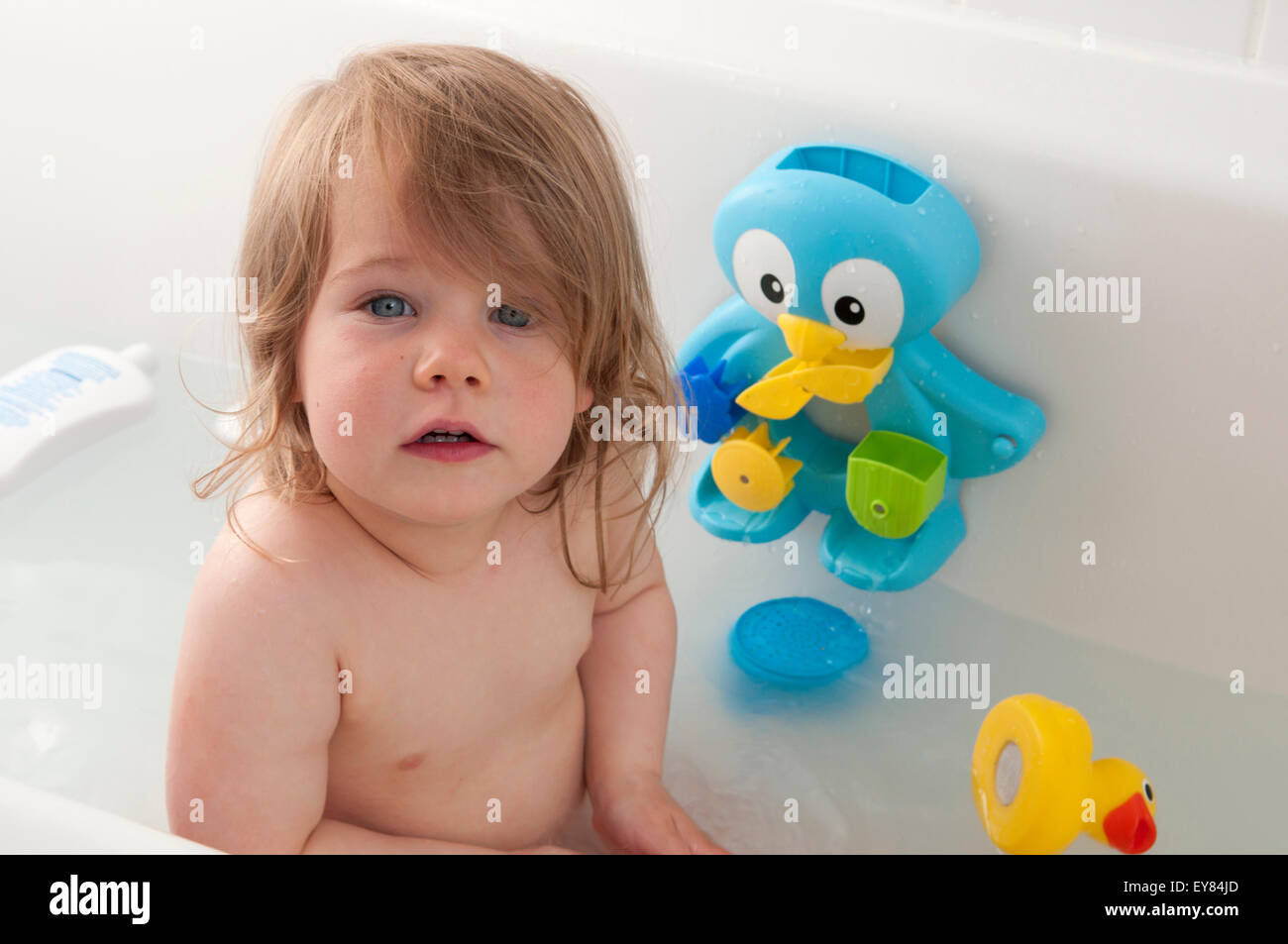 Little girl sitting in bath hires stock photography and images Alamy