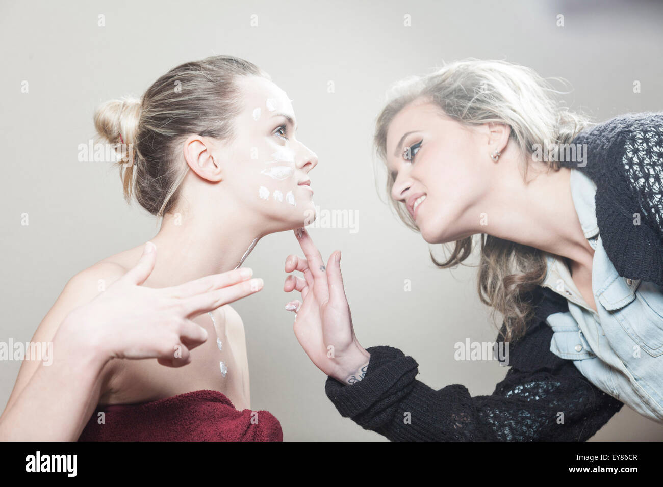 Women makeup artist hi-res stock photography and images - Alamy