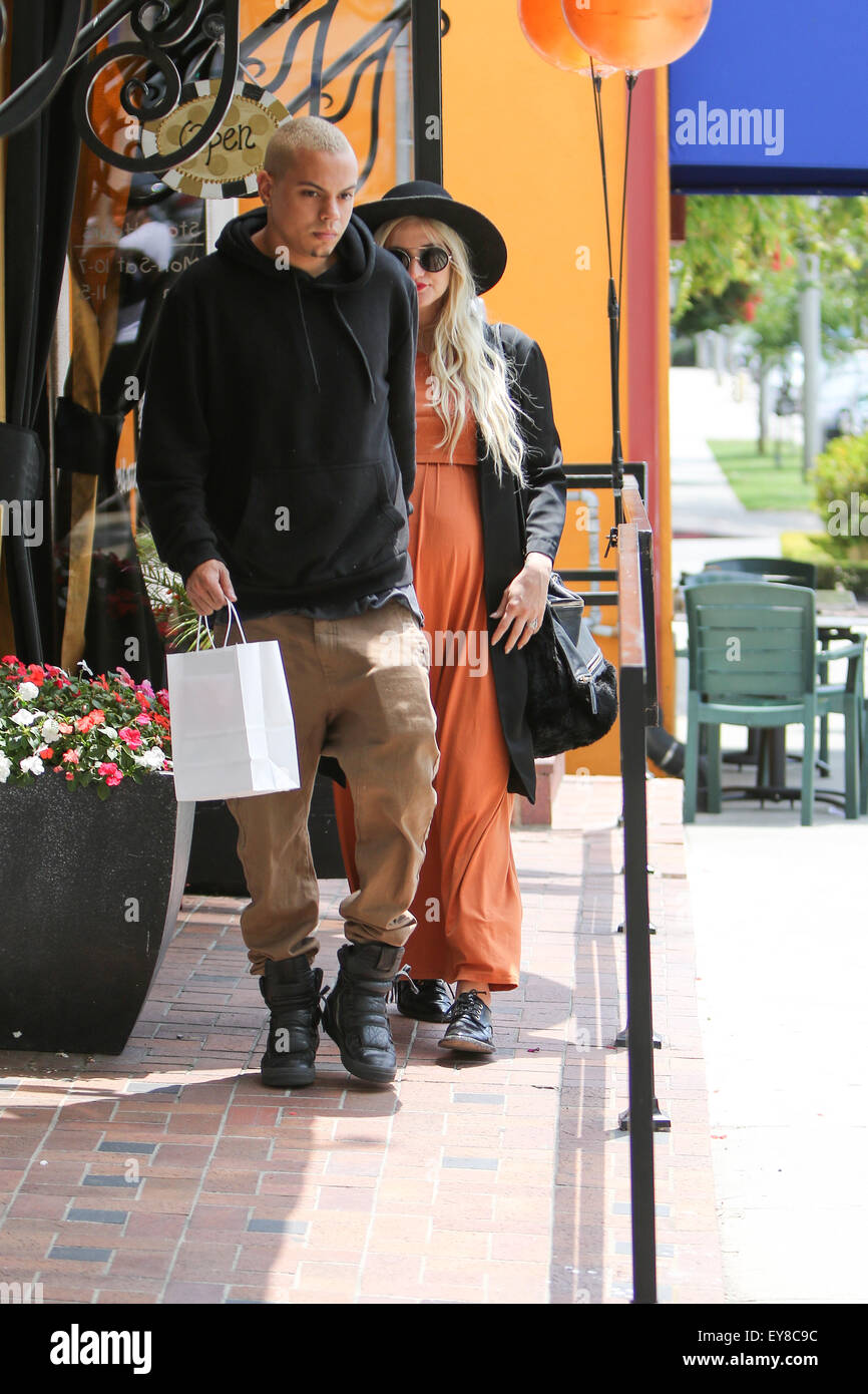 A pregnant Ashlee Simpson and husband Evan Ross leaving Bel Bambini