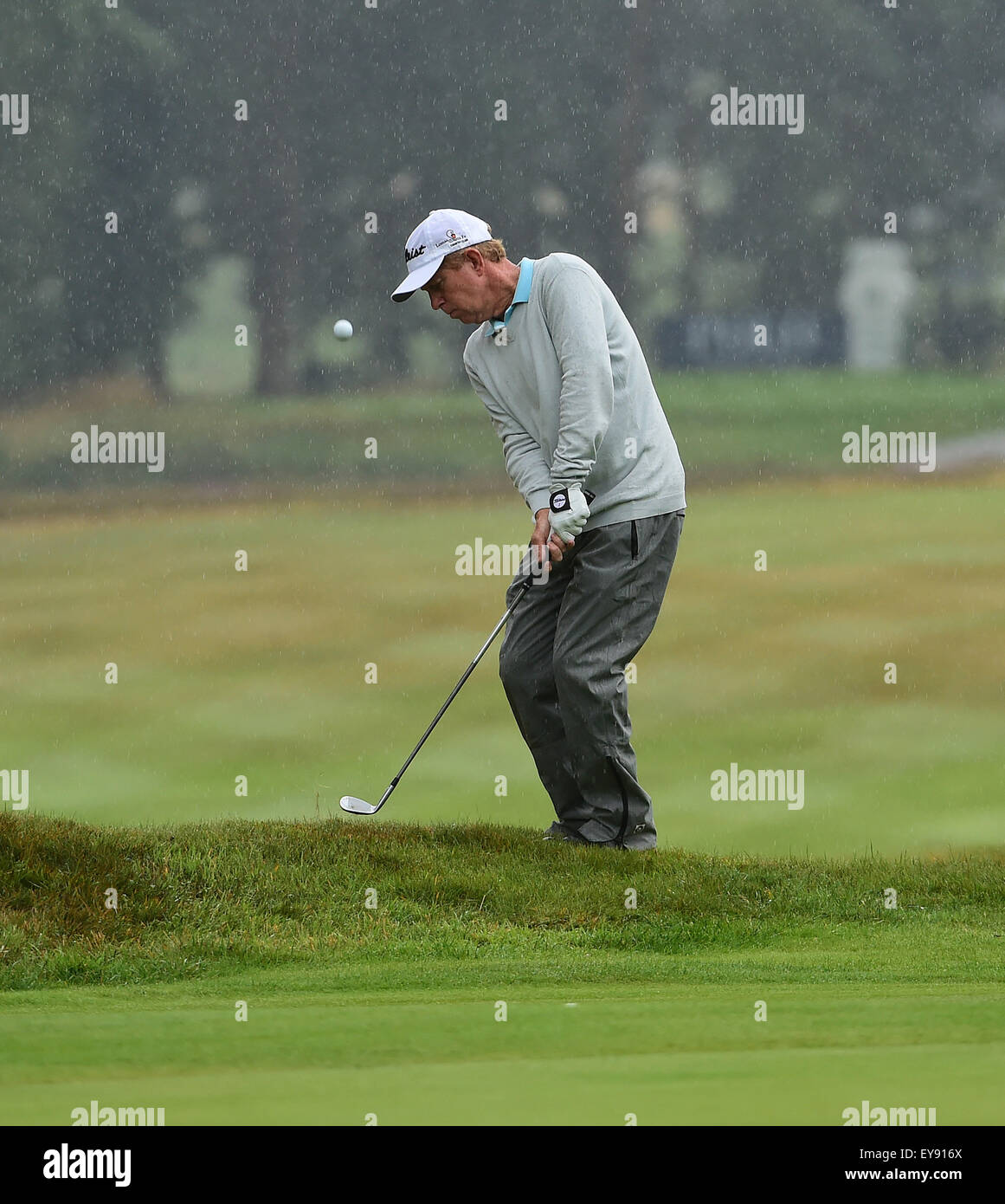 Sunningdale, Berkshire, UK. 24th July, 2015. Seniors Open Golf Tournament Round 2. Jeff Hart (USA) chips at 16 on a very wet day that sees play abandoned for the day due to standing water on greens and fairways. Credit:  Action Plus Sports/Alamy Live News Stock Photo