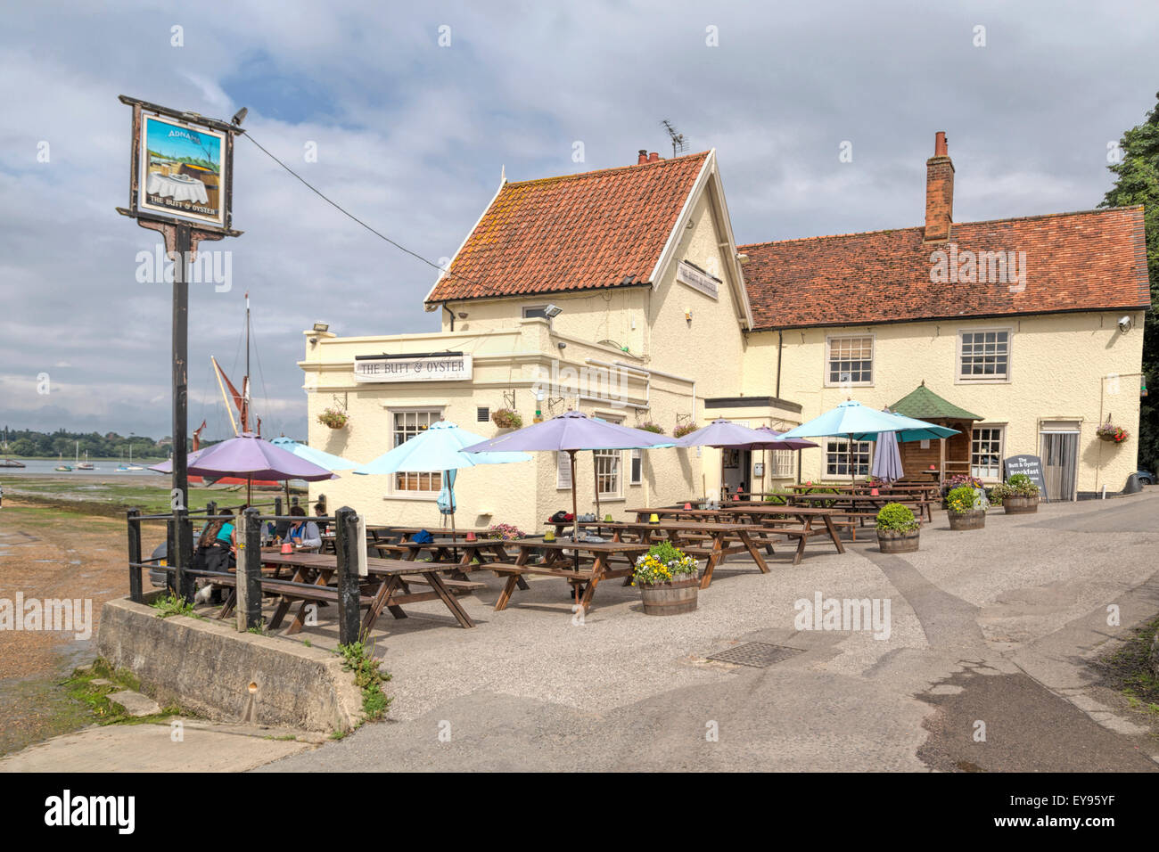 The historic Butt & Oyster pub with view on River Orwell in Pin Mill