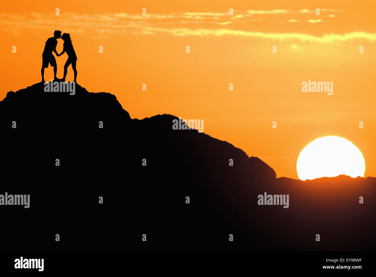 Kissing couples silhouette hi-res stock photography and images - Alamy
