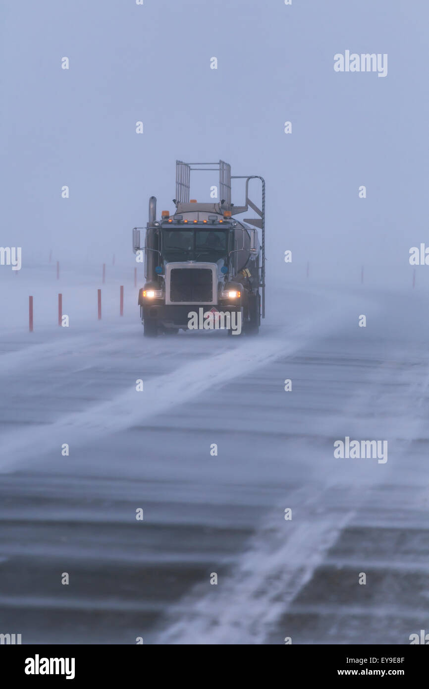 Ice road alaska oil hires stock photography and images Alamy