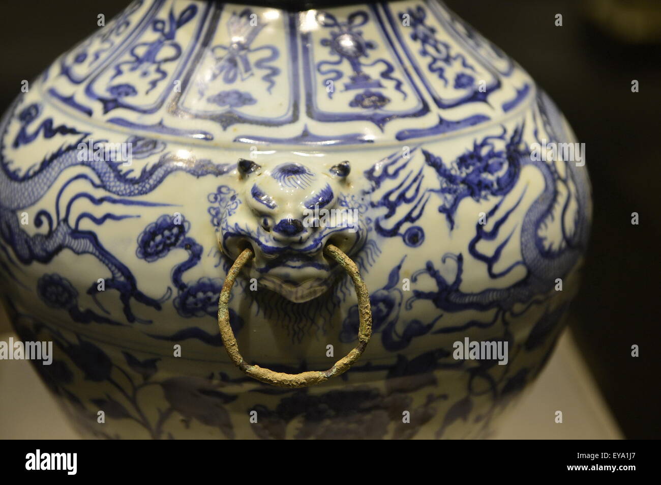 Gao'an. 24th July, 2015. Photo taken on July 24, 2015 shows the original brass ring on a blue-and-white porcelain pot at Gao'an Museum in east China's Jiangxi Province. The highlights of the display includes dozens of masterpieces of procelain from the Yuan Dynasty discovered in Gao'an 35 years ago. © Zhou Mi/Xinhua/Alamy Live News Stock Photo
