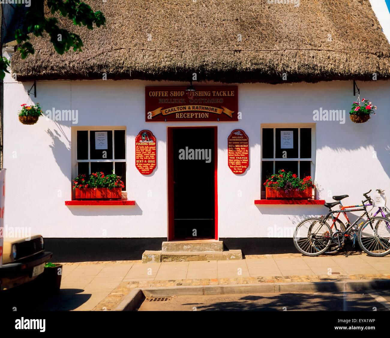 Thatched Traditional Shop, Belleek, Co Fermanagh, Ireland Stock Photo