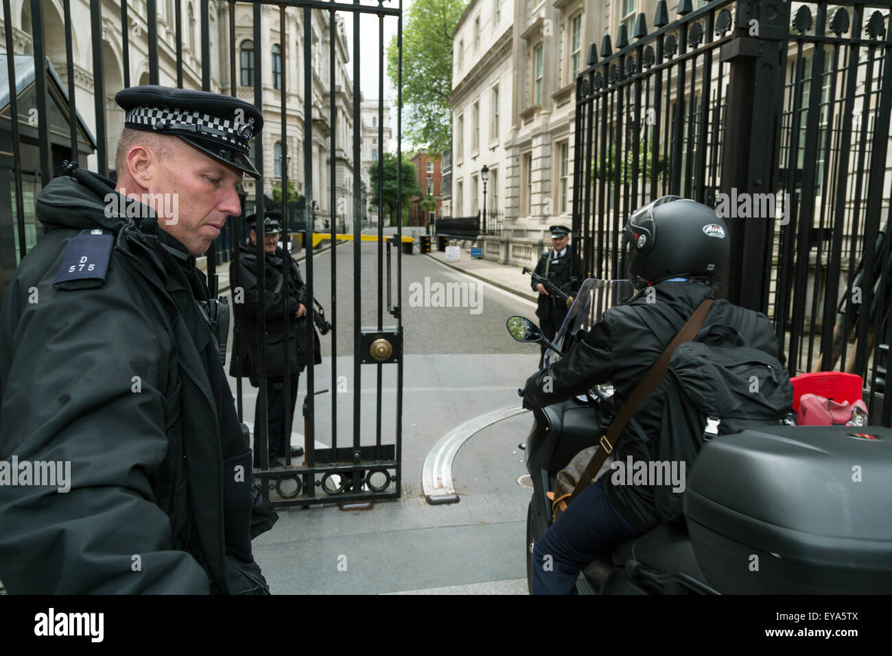 London, Great Britain, police in front of the entrance to 10 Downing Street Stock Photo
