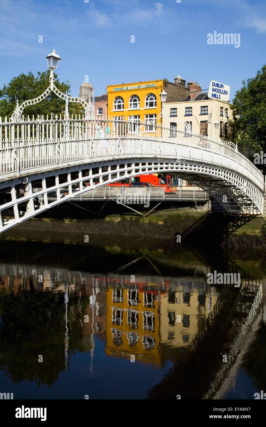 Hapenny bridge dublin vertical hi-res stock photography and images - Alamy