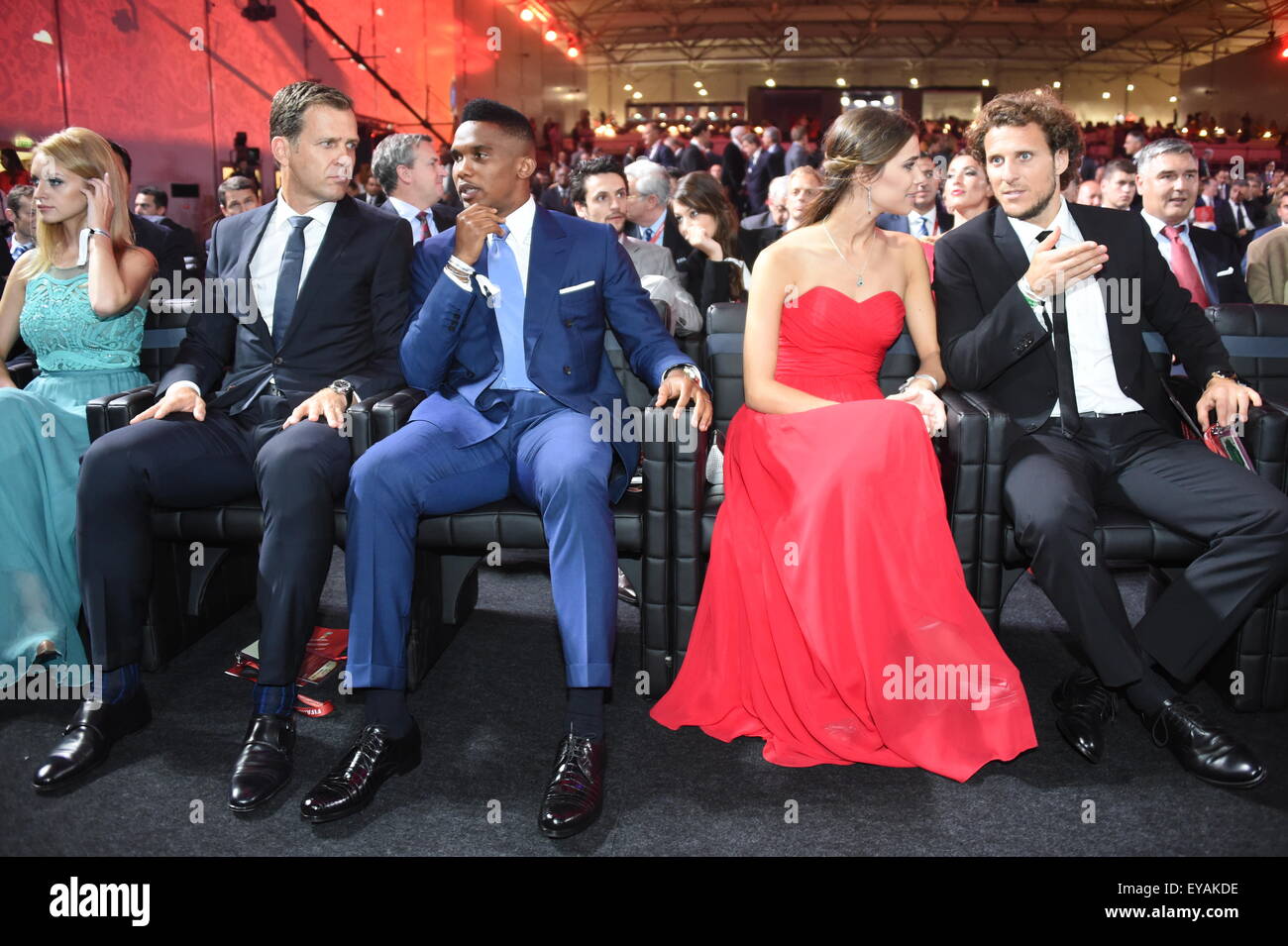 St. Petersburg, Russia. 25th July, 2015. Oliver Bierhoff (2-L), team manager of the German national soccer team, Cameroonian soccer player Samuel Eto'o (C), Uruguayan soccer player Diego Forlan (R) and his wife Paz Cardoso (2-R) attend the Preliminary Draw of the FIFA World Cup 2018 in St. Petersburg, Russia, 25 July 2015. St. Petersburg is one of the host cities of the FIFA World Cup 2018 in Russia which will take place from 14 June until 15 July 2018. Photo: MARCUS BRANDT/dpa Credit:  dpa picture alliance/Alamy Live News Stock Photo