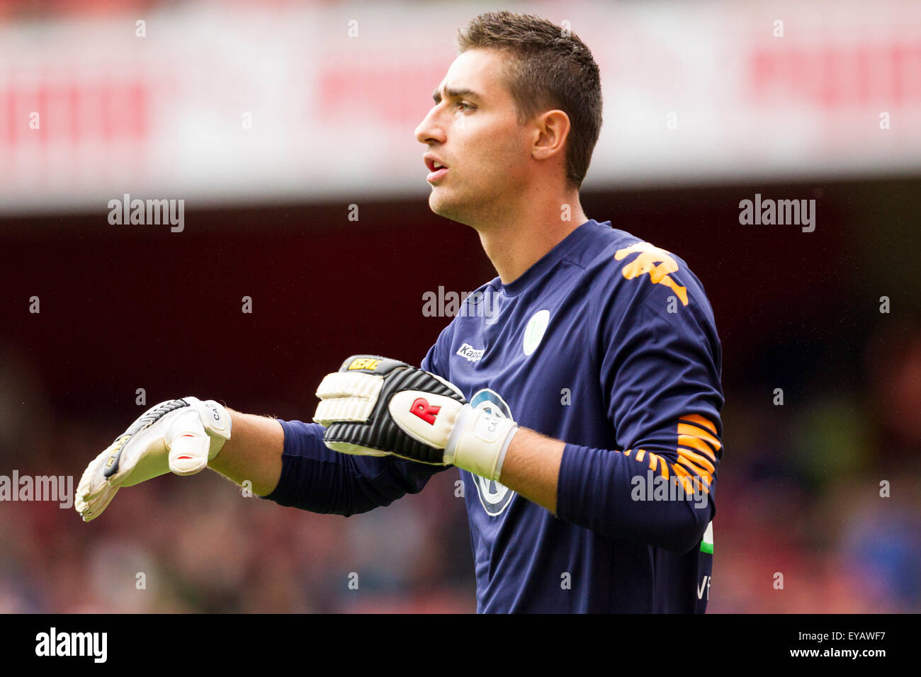 London, Engand. 25th July, 2015. Emirates Cup. VfL Wolfsburg versus Villarreal. Koen Casteels (VfL Wolfsburg) issues instructions at a corner. © Action Plus Sports/Alamy Live News Stock Photo