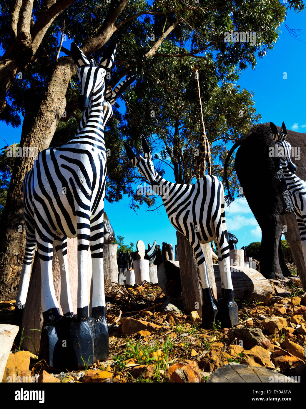 African wooden art statues hi-res stock photography and images - Alamy