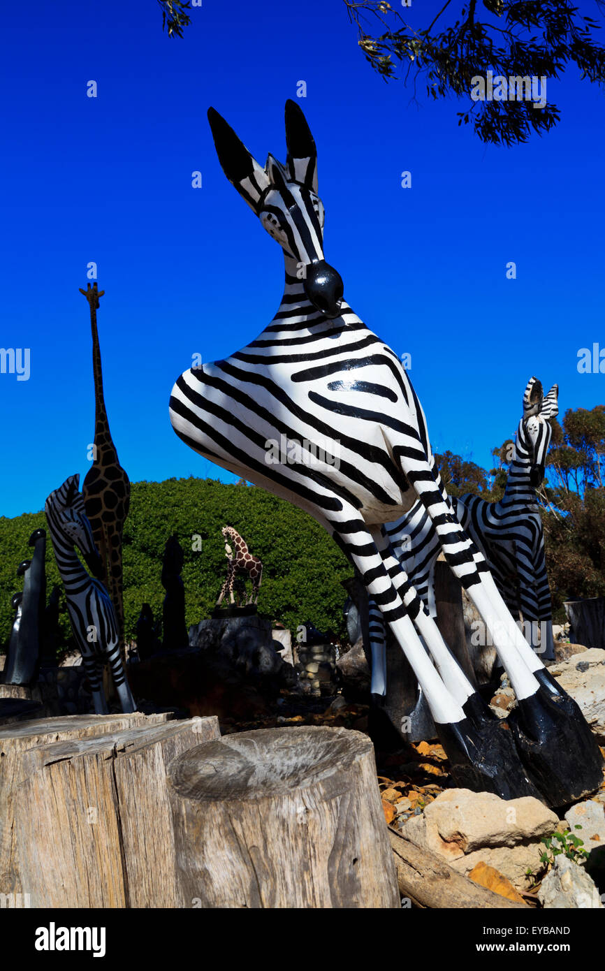 African wooden art statues hi-res stock photography and images - Alamy