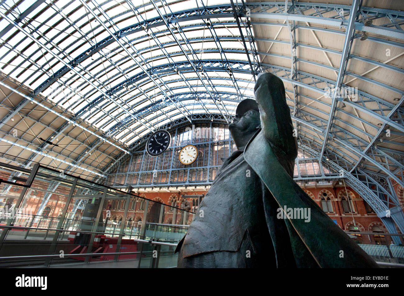 A statue of Poet Laureate John Betjeman on the concourse of the former Midland Railway at St Pancras International station. Stock Photo