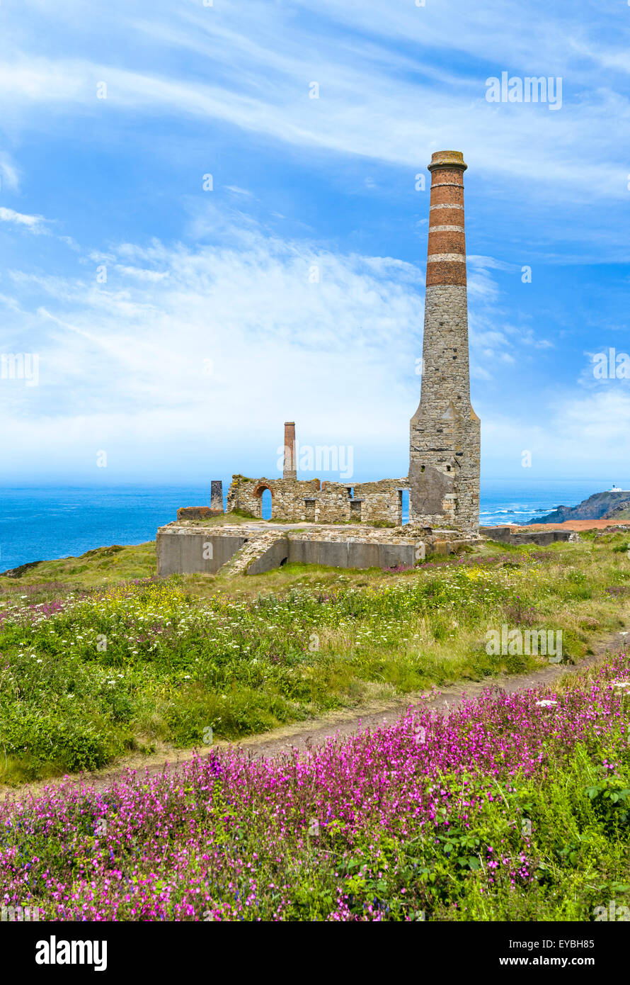 The old Compressor House chimney at the Levant tin mine, Trewellard, Pendeen, near St Just, Cornwall, England, UK Stock Photo