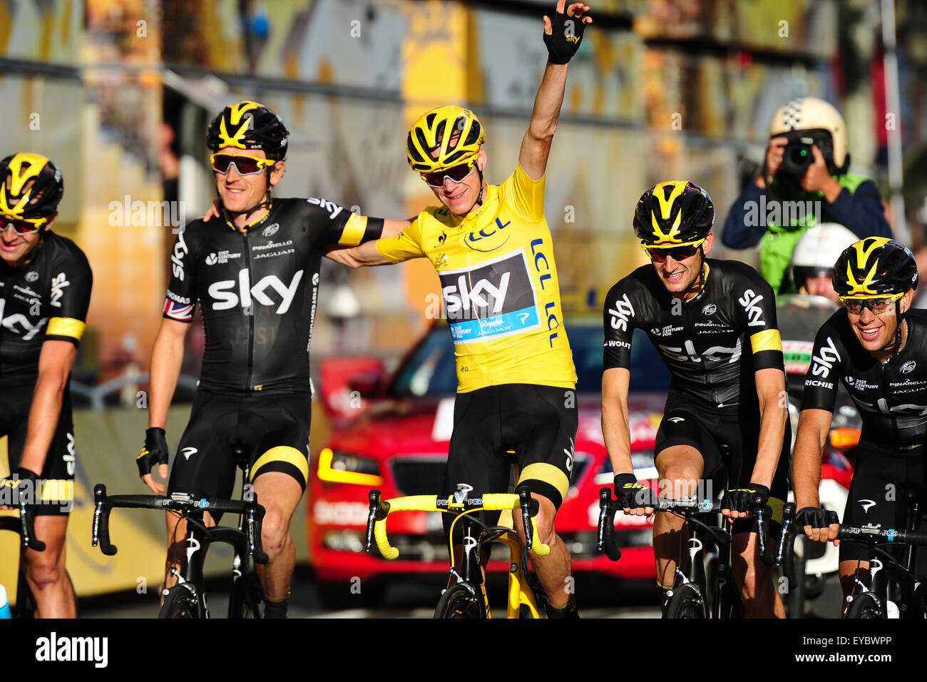 Paris France July 26 15 Chris Froome Gbr Of Team Sky Raises Hand Finishing Together With His Team Mates And Winning The 15 Tour De France Photo Miroslav Dakov Alamy Live News