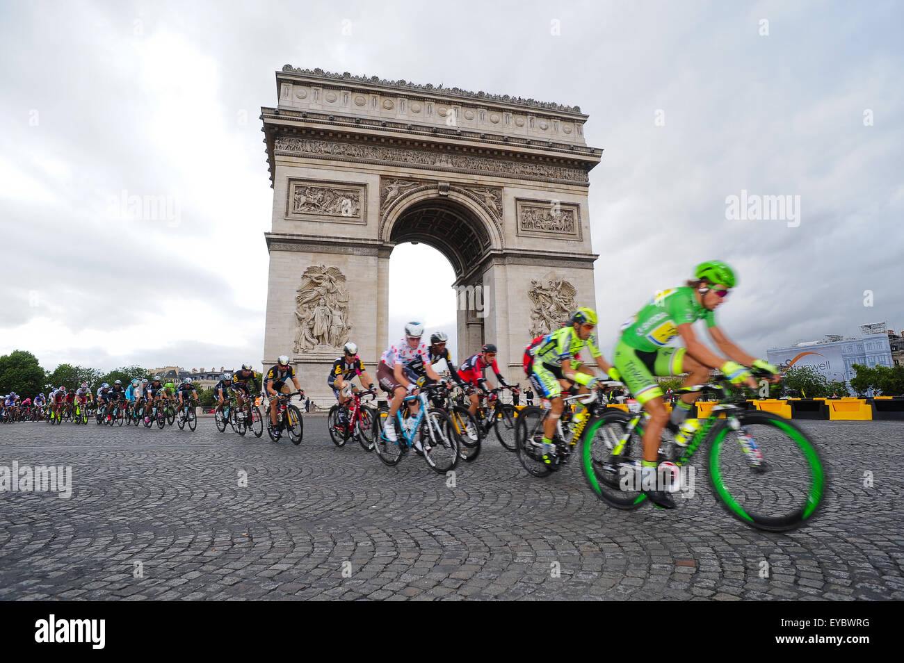 Paris, France. July 26, 2015. Riders by the Arc de Triomphe during the final Stage 21 of Tour de France in Paris. Photo: Miroslav Dakov/ Alamy Live News Stock Photo