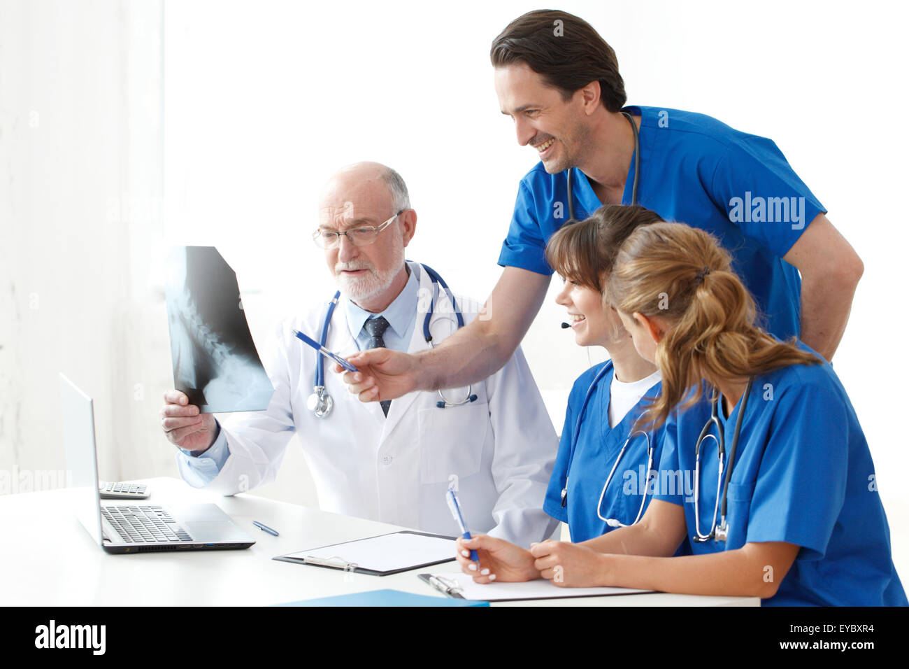 Doctors looking at xray hi-res stock photography and images - Alamy