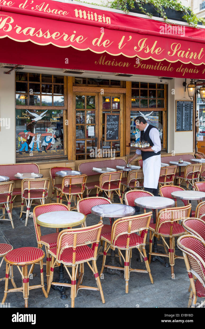Setting tables for lunch at Brasserie de l'Isle Saint-Louis, Paris, France Stock Photo