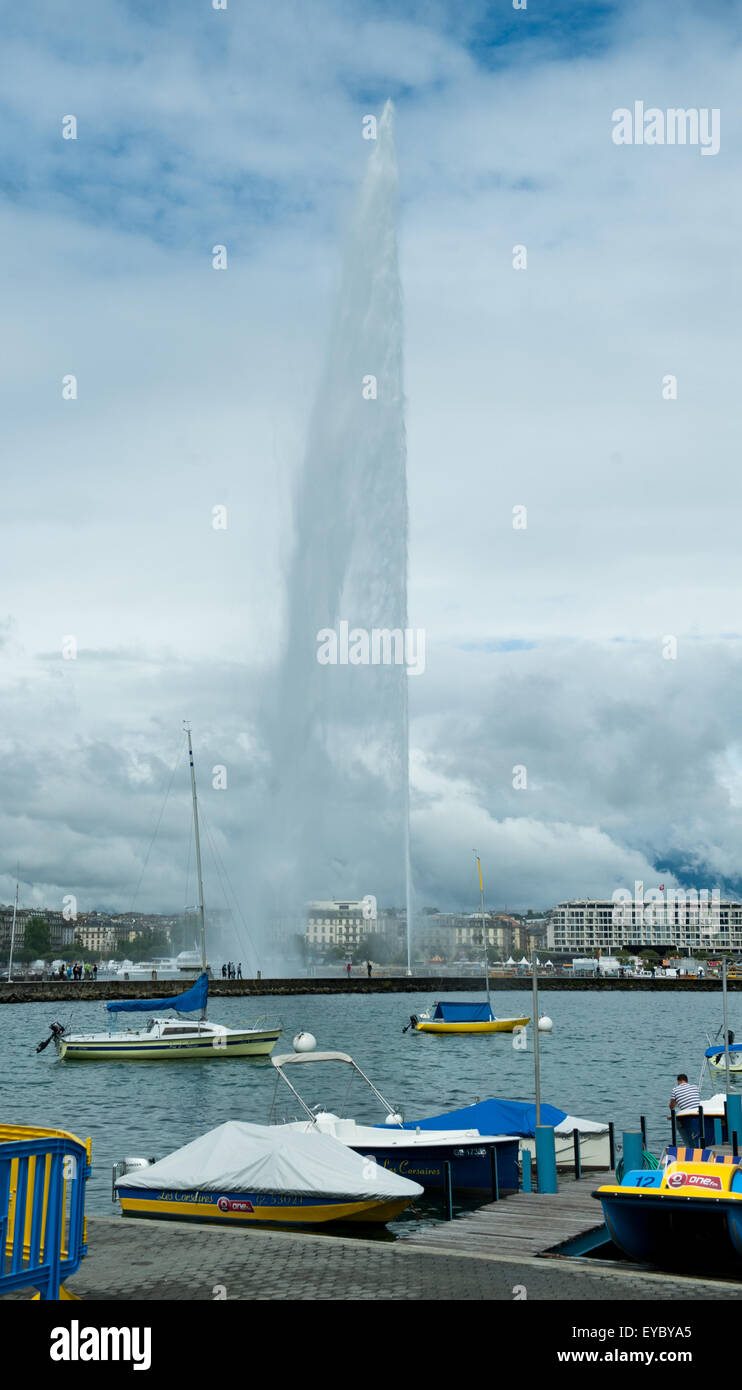 The Jet d'Eau water fountain on Lake Geneva, Geneva, Switzerland Stock ...