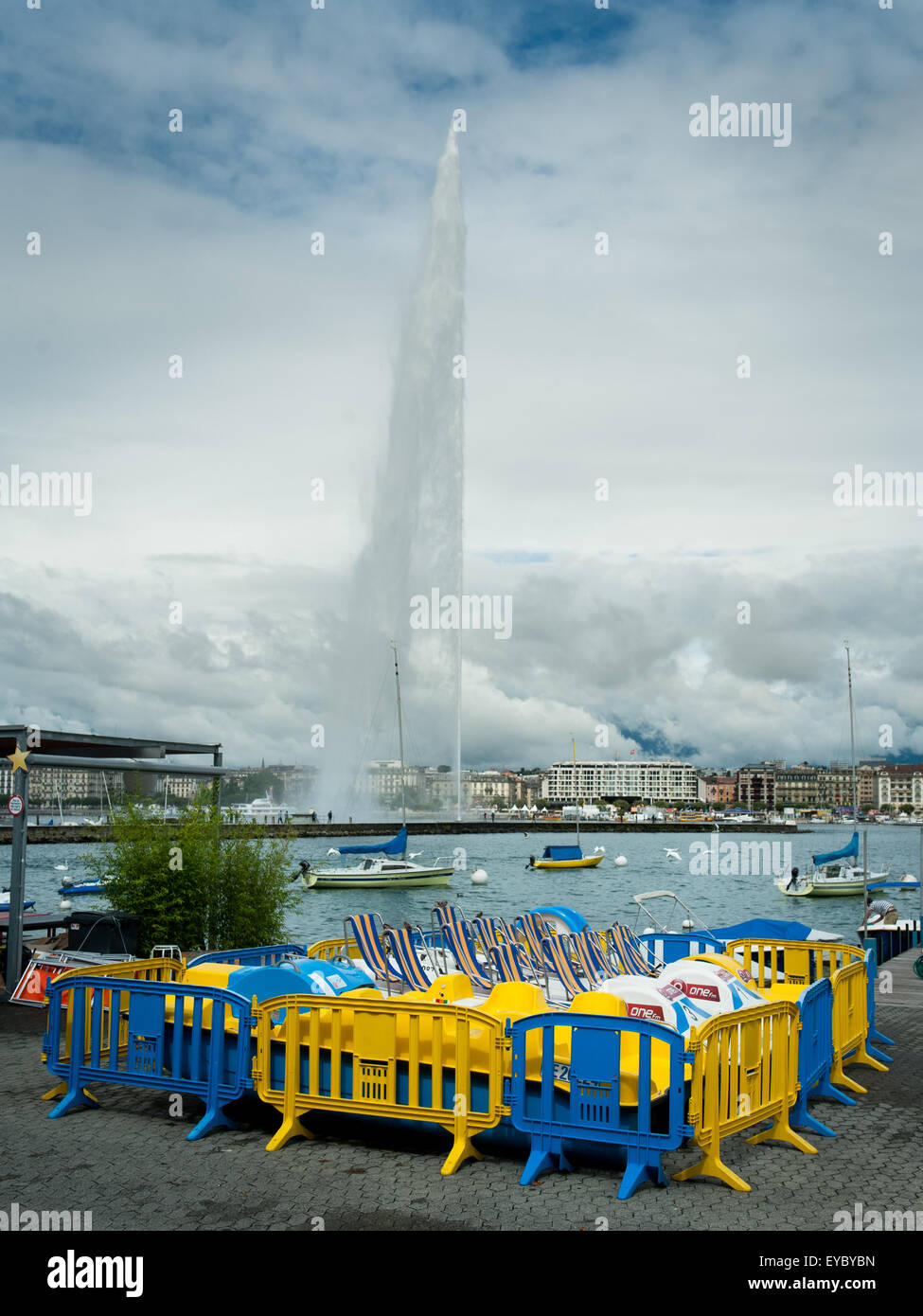 The Jet d'Eau water fountain on Lake Geneva, Geneva, Switzerland Stock ...