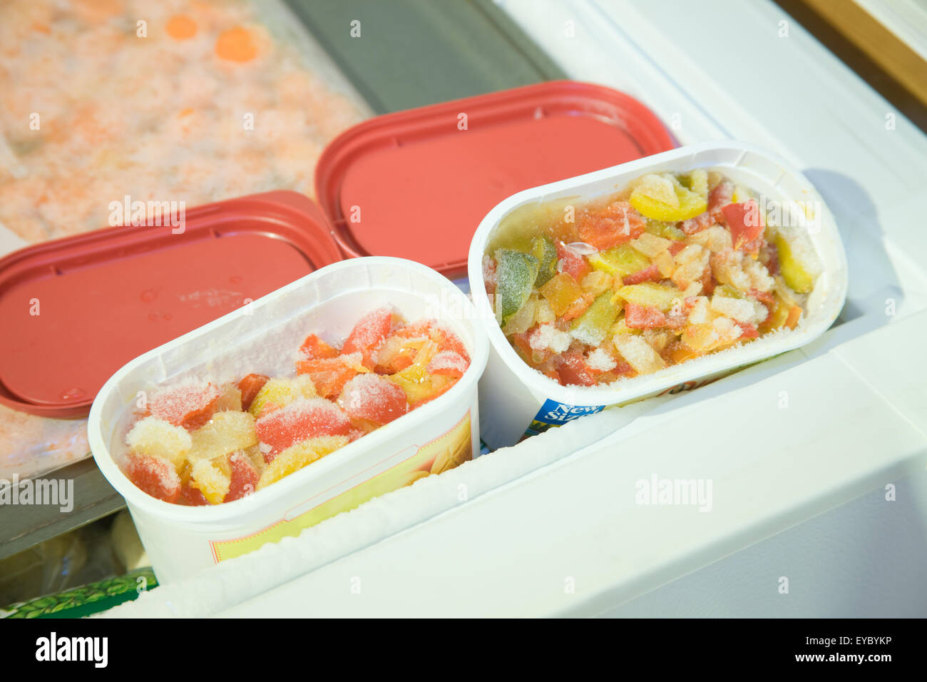 https://c8.alamy.com/comp/EYBYKP/open-containers-of-frozen-mixed-vegetables-in-an-open-deep-freezer-EYBYKP.jpg