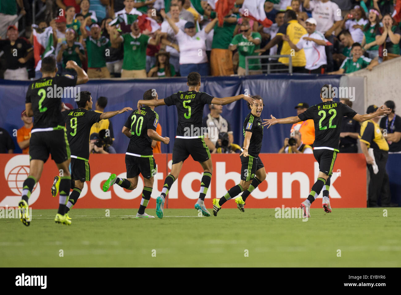 Philadelphia, Pennsylvania, USA. 26th July, 2015. Mexico midfielder Andres Guardado (18) reacts to his goal as his teammates celebrate during the CONCACAF Gold Cup 2015 Final match between Jamaica and Mexico at Lincoln Financial Field in Philadelphia, Pennsylvania. Christopher Szagola/CSM/Alamy Live News Stock Photo