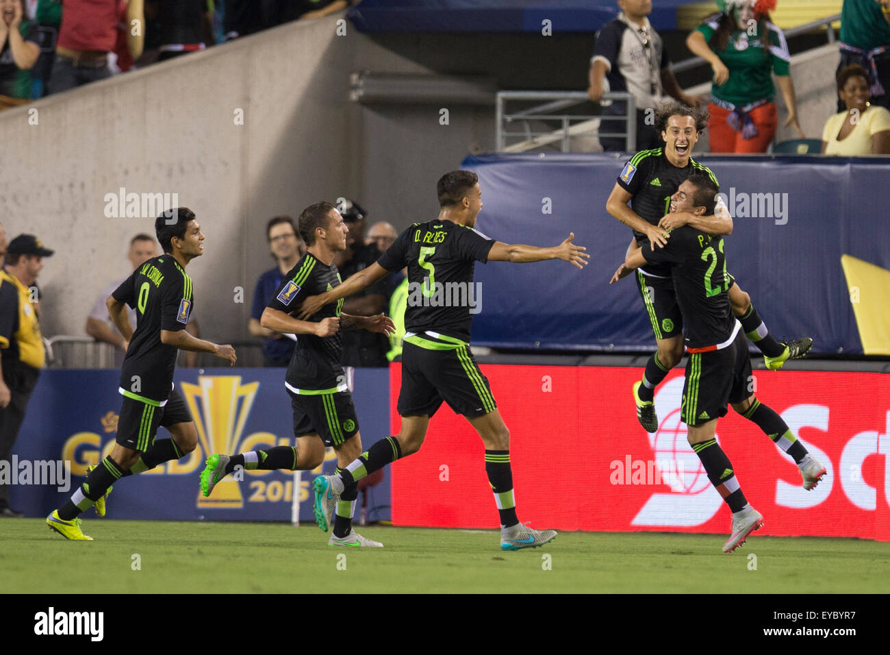 Philadelphia, Pennsylvania, USA. 26th July, 2015. Mexico midfielder Andres Guardado (18) reacts to his goal as his teammates celebrate during the CONCACAF Gold Cup 2015 Final match between Jamaica and Mexico at Lincoln Financial Field in Philadelphia, Pennsylvania. Christopher Szagola/CSM/Alamy Live News Stock Photo