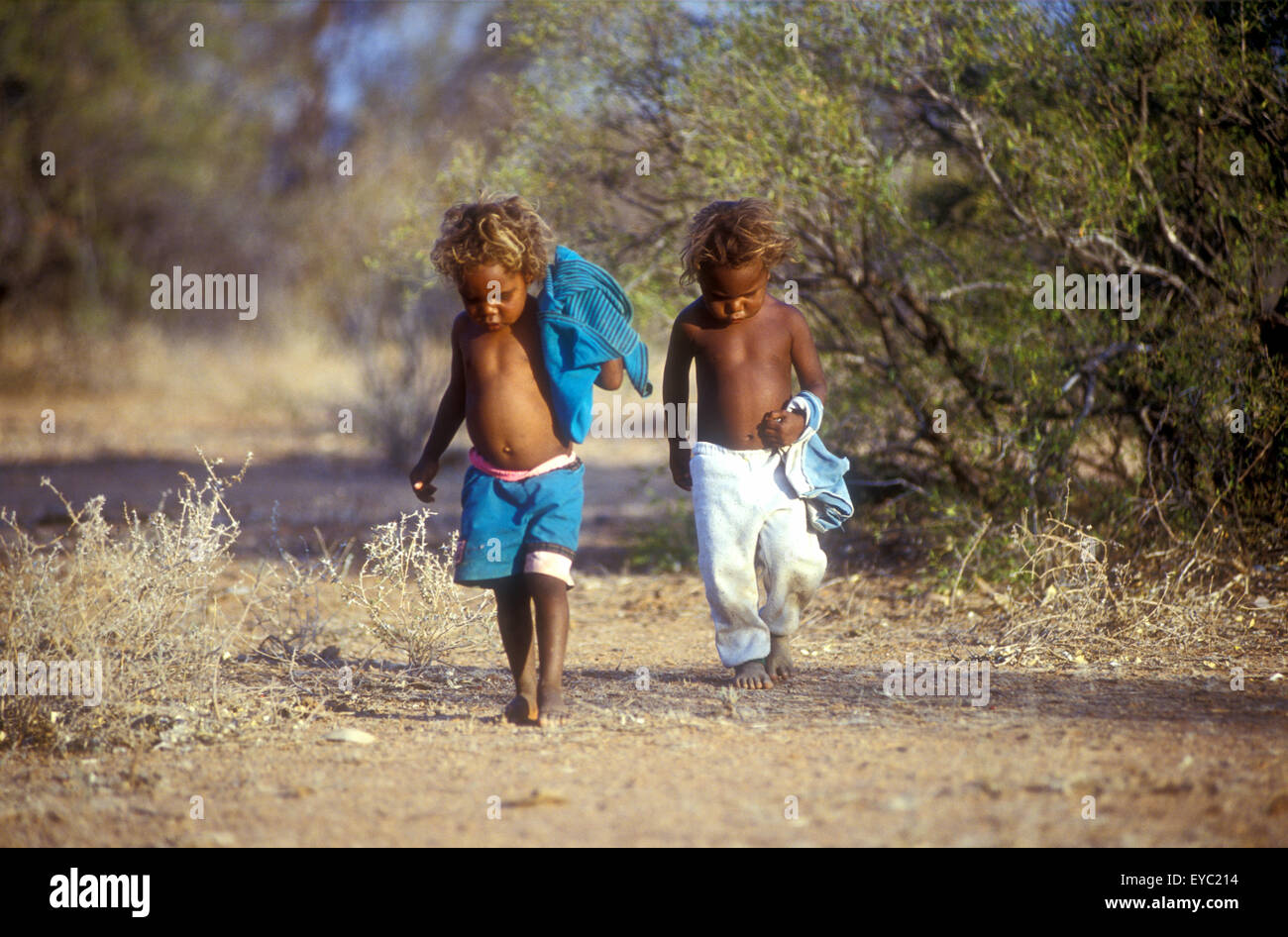 TWO SMALL ABORIGINAL CHILDREN, YUELAMU ABORIGINAL COMMUNITY (MOUNT ALLAN SCHOOL) IN THE NORTHERN TERRITORY, AUSTRALIA Stock Photo