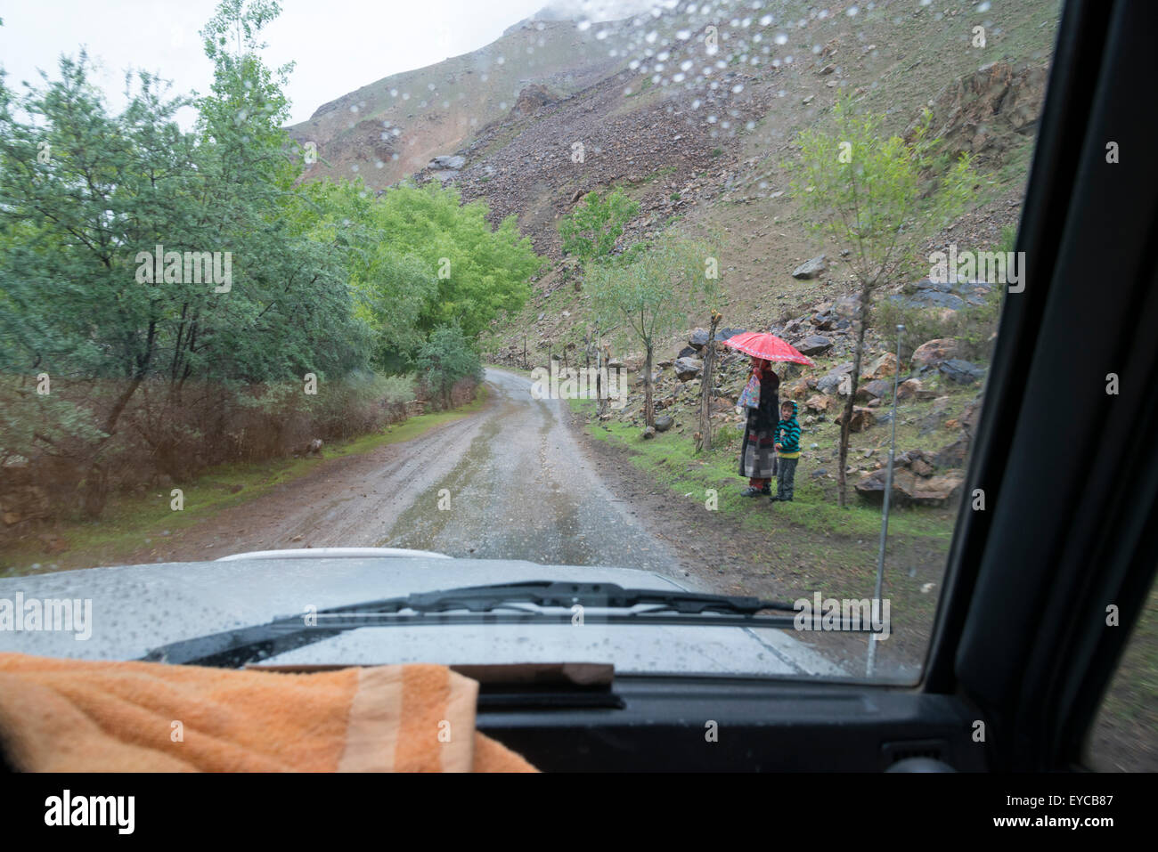 The road to Khorog across the Wakhan valley. Tajikistan Stock Photo