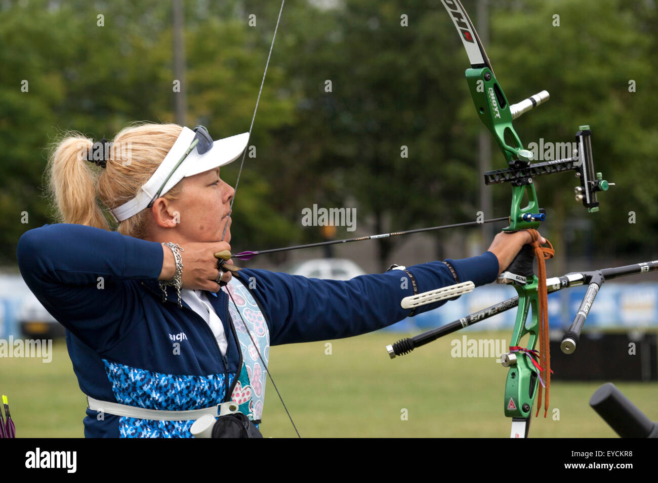 Copenhagen, Denmark, July 27th, 2015. Argentina's  archer Ximenta Mendiberry takes aim for her shoot in the qualifying round in recurve bow at the World Archery Championships in Copenhagen Credit:  OJPHOTOS/Alamy Live News Stock Photo