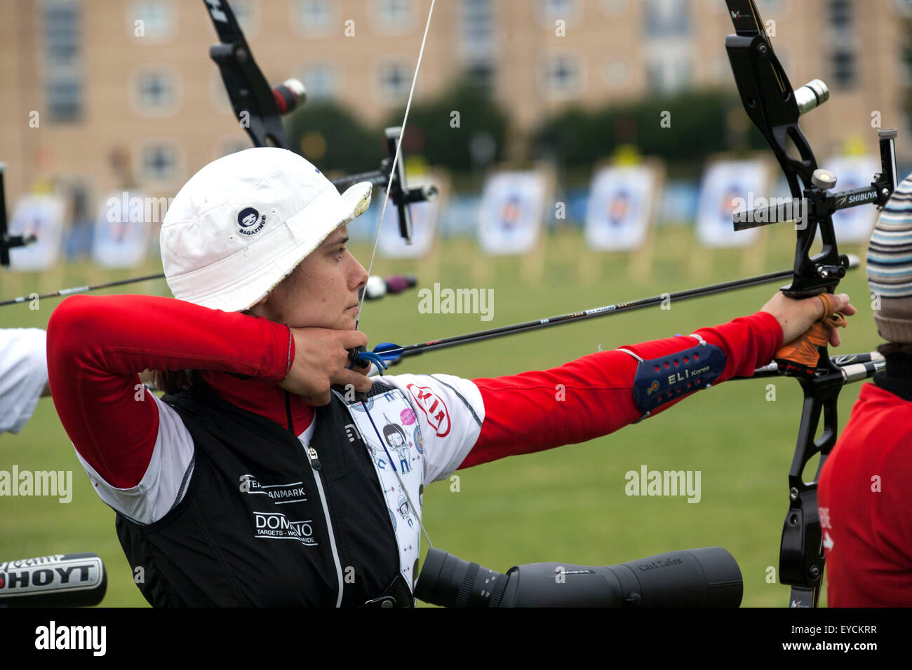 Copenhagen, Denmark, July 27th, 2015. Danish archer Maja Jager takes aim for her shoot in the qualifying round in recurve bow at the World Archery Championships in Copenhagen Credit:  OJPHOTOS/Alamy Live News Stock Photo