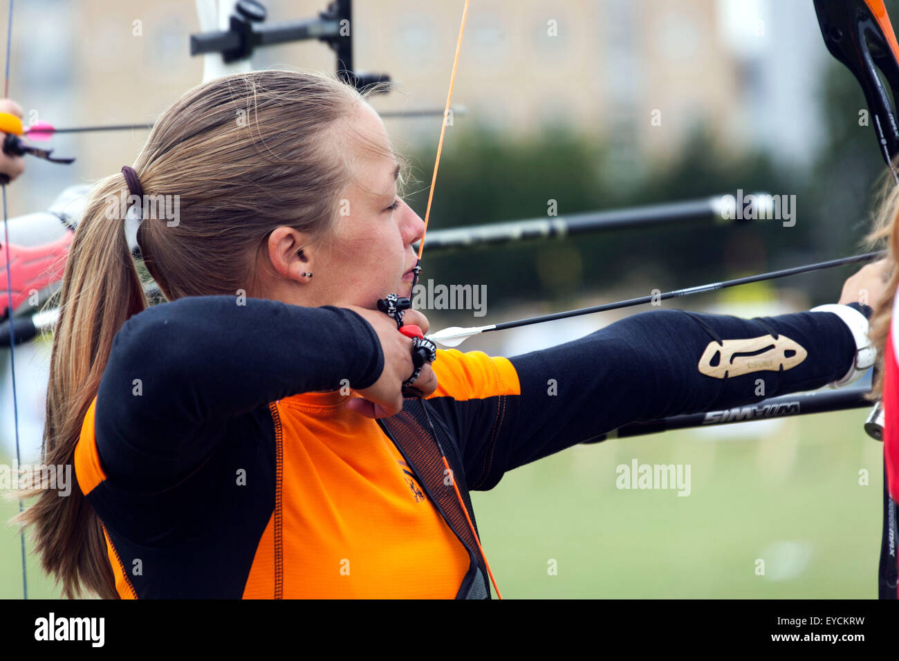 Copenhagen, Denmark, July 27th, 2015. Dutch archer Annemarie Der Kinderen takes aim for her shoot in the qualifying round in recurve bow at the World Archery Championships in Copenhagen Credit:  OJPHOTOS/Alamy Live News Stock Photo