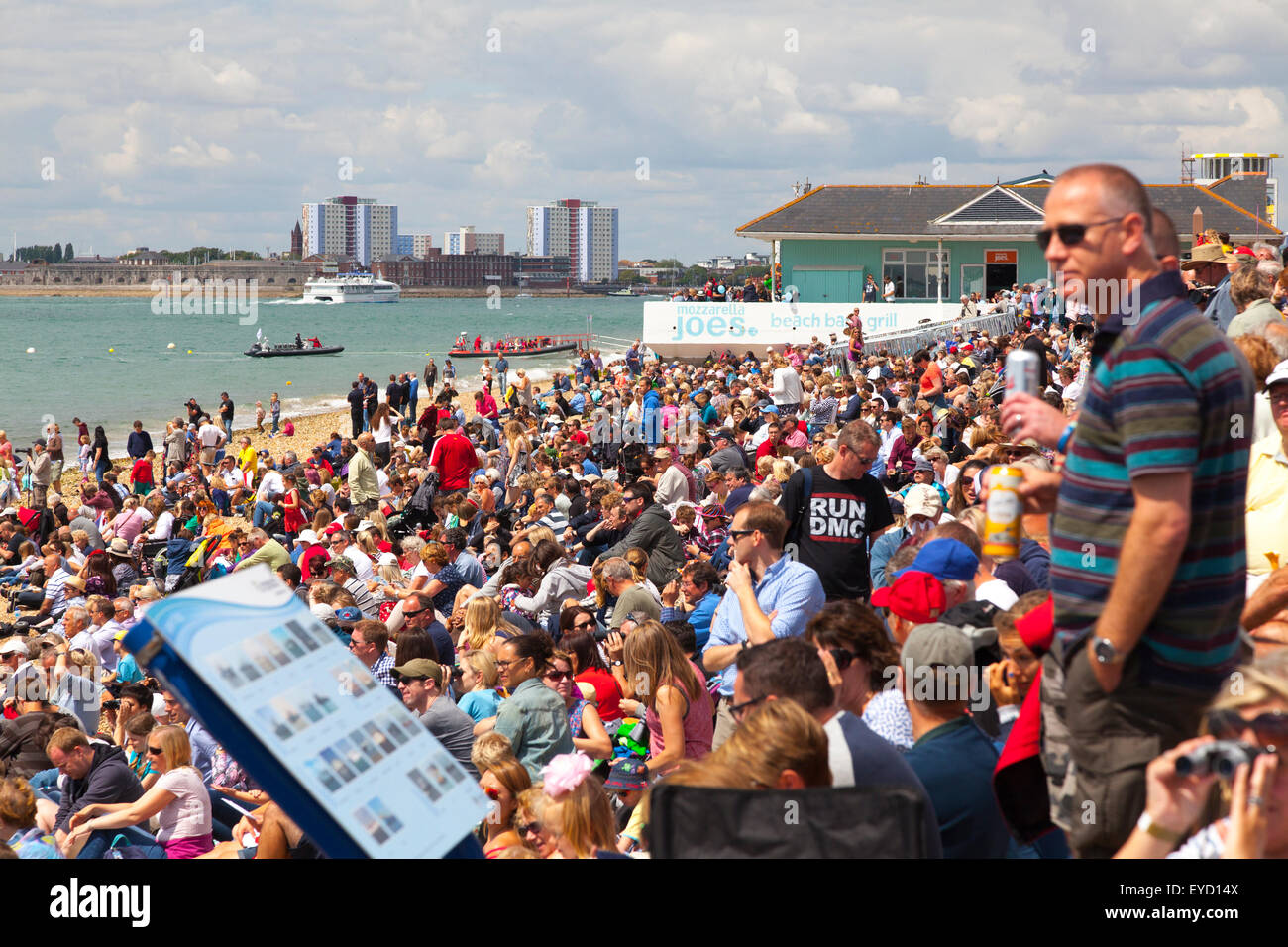 People watching yacht hi-res stock photography and images - Alamy